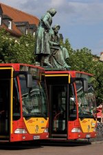 Busse vor Grimm-Denkmal Busse vor Grimm-Denkmal