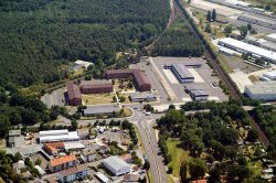 Der Gebäudekomplex links im Bild ist die Underwood Kaserne. Rechts neben der Bahngleisen ist noch ein Teil der Großauheim Kaserne zu sehen. Der Gebäudekomplex links im Bild ist die Underwood Kaserne. Rechts neben der Bahngleisen ist noch ein Teil der Großauheim Kaserne zu sehen.
