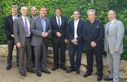 Die Akteure nach der Vertragsunterzeichnung (von links): Klaus Armbrecht und Claus Niebelschütz (beide BImA), Stadtentwickler Martin Bieberle, Oberbürgermeister Claus Kaminsky, Martin Berg (BWMK), Architekt Christoph Rack, Investor Ernst Hain und Stadtrat Axel Weiss-Thiel. Die Akteure nach der Vertragsunterzeichnung (von links): Klaus Armbrecht und Claus Niebelschütz (beide BImA), Stadtentwickler Martin Bieberle, Oberbürgermeister Claus Kaminsky, Martin Berg (BWMK), Architekt Christoph Rack, Investor Ernst Hain und Stadtrat Axel Weiss-Thiel.