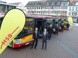 Stadtrat Andreas Kowol, HSB-Geschäftsführer Michael Takatsch und vier Busfahrer (von links) mit den neuen Bussen auf dem Marktplatz 