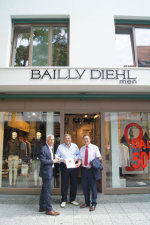 Oberbürgermeister Claus Kaminsky (rechts) gratuliert Bauherr Michael Bailly und Architekt Rainer Krebs zur besonderer Anerkennung des Land Hessen und der Architekten- und Stadtplanerkammer Hessen. 