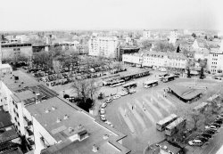 Neugestalteter Freiheitsplatz mit Parkplatz und Busbahnhof (2006)
