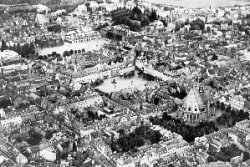 Blick auf die Hanauer Innenstadt mit Freiheitsplatz, Marktplatz und Französischer Allee (um 1930) Blick auf die Hanauer Innenstadt mit Freiheitsplatz, Marktplatz und Französischer Allee (um 1930)