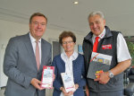 Doris und Fredy Stoll überreich OB Kaminsky Pralinen mit Märchenmotiven, die sie zukünftig in der Innenstadt verkaufen werden. Dieser bedankt sich mit einem Buch über die Brüder Grimm. Doris und Fredy Stoll überreich OB Kaminsky Pralinen mit Märchenmotiven, die sie zukünftig in der Innenstadt verkaufen werden. Dieser bedankt sich mit einem Buch über die Brüder Grimm.