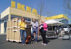 Päckchen mit Laternen vor IKEA in Hanau