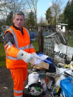 Stadtrat Kowol sucht in Abfallhaufen nach Hinweisen Stadtrat Kowol sucht in Abfallhaufen nach Hinweisen