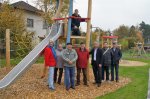Stadtrat Andreas Kowol (Bildmitte) nahm den neuen Spielplatz Ratiborstraße zusammen mit Ortsbeiratsmitgliedern, Nachbarn und städtischen Fachleuten offiziell in Betrieb. Stadtrat Andreas Kowol (Bildmitte) nahm den neuen Spielplatz Ratiborstraße zusammen mit Ortsbeiratsmitgliedern, Nachbarn und städtischen Fachleuten offiziell in Betrieb.
