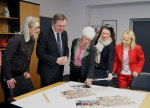 Die Damen des Lions Clubs Hanau Schloss Philippsruhe mit ihrer Präsdidentin Sabine Krempel sowie Barbara Nagel von der Nagel-Stiftung im Gespräch mit Oberbürgermeister Claus Kaminsky zur Gestaltung des geplanten Stadtmodells aus Bronze. Die Damen des Lions Clubs Hanau Schloss Philippsruhe mit ihrer Präsdidentin Sabine Krempel sowie Barbara Nagel von der Nagel-Stiftung im Gespräch mit Oberbürgermeister Claus Kaminsky zur Gestaltung des geplanten Stadtmodells aus Bronze.