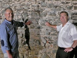 Bis zu sechs Meter hoch und 20 Meter lang ist der Teil der rund 700 Jahre alten Stadtmauer, der im ehemaligen Kino Central am Freiheitsplatz zum Vorschein kam. Bis zu sechs Meter hoch und 20 Meter lang ist der Teil der rund 700 Jahre alten Stadtmauer, der im ehemaligen Kino Central am Freiheitsplatz zum Vorschein kam.