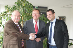 Reinhard Franz (links), Anton Schick (rechts) und OB Claus Kaminsky