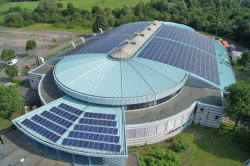 Die neue Photovoltaik-Anlage auf dem Dach der August-Schärttner-Halle. 