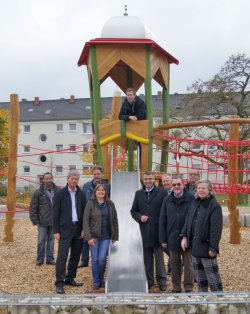 Stadtrat Andreas Kowol (Zweiter von links) und Thorsten Hitzel, Geschäftsführer der Kathinka-Platzhoff-Stiftung (Fünfter von rechts) waren vom neuen Spielplatz ebenso angetan wie Ortsbeiräte sowie Fachleute von HIS und Baufirmen. 