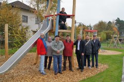 Stadtrat Andreas Kowol (Bildmitte) nahm den neuen Spielplatz Ratiborstraße zusammen mit Ortsbeiratsmitgliedern, Nachbarn und städtischen Fachleuten offiziell in Betrieb.