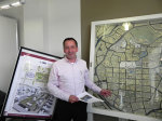 Uwe Niemeyer vor den Schaubildern im Projektbüro Uwe Niemeyer vor den Schaubildern im Projektbüro