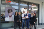 Mit einer Brüder-Grimm-Torte gratulierte OB Claus Kaminsky Friseurmeister Michael Dörr und seinem Team zu Eröffnung des neuen Friseurstudios am Gloria Palais. Mit einer Brüder-Grimm-Torte gratulierte OB Claus Kaminsky Friseurmeister Michael Dörr und seinem Team zu Eröffnung des neuen Friseurstudios am Gloria Palais.
