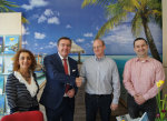 Hülya Senel von der Hanau Marketing GmbH (HMG), Oberbürgermeister Claus Kaminsky, Reisebüro Christe-Geschäftsführer Martin Schouten und Mitarbeiter Andrej Catlak (von links) Hülya Senel von der Hanau Marketing GmbH (HMG), Oberbürgermeister Claus Kaminsky, Reisebüro Christe-Geschäftsführer Martin Schouten und Mitarbeiter Andrej Catlak (von links)