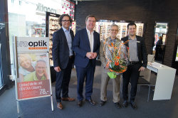 Markus Kollemann (Leiter pro optik Niederlassungsmanagement), OB Claus Kaminsky, Djamel Sellam (Geschäftsinhaber) und Geschäftsführer Benyamin Sellam. Markus Kollemann (Leiter pro optik Niederlassungsmanagement), OB Claus Kaminsky, Djamel Sellam (Geschäftsinhaber) und Geschäftsführer Benyamin Sellam.