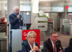 Gotthard Klassert, der erste Vorsitzende des Hanau Marketing Vereins, eröffnete die Versammlung