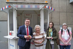 OB Claus Kaminsky mit Waffelhäuschenbetreiberin Irmtraud Manz und Stammgästen am neuen Standort in der Salzstraße. OB Claus Kaminsky mit Waffelhäuschenbetreiberin Irmtraud Manz und Stammgästen am neuen Standort in der Salzstraße.