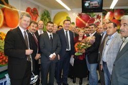 Vertreterinnen und Vertreter der Stadt Hanau ließen es sich nicht nehmen, bei der Wiedereröffnung dabei zu sein. Unter den Gästen waren unter anderem Oberbürgermeister Claus Kaminsky, die Stadträte Axel Weiss-Thiel und Andreas Kowol sowie Stadtverordnetenvorsteherin Beate Funck. Vertreterinnen und Vertreter der Stadt Hanau ließen es sich nicht nehmen, bei der Wiedereröffnung dabei zu sein. Unter den Gästen waren unter anderem Oberbürgermeister Claus Kaminsky, die Stadträte Axel Weiss-Thiel und Andreas Kowol sowie Stadtverordnetenvorsteherin Beate Funck.