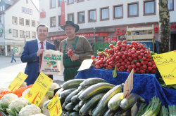 OB Kaminsky besucht den Marktstand von Buxmann am neuen Standort. 