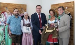 Neueröffnung in der Altstadt: Hochwertige Trachtenmode zu jeder Jahreszeit bieten Talip und Yeliz Kuzhan im Neueröffnung in der Altstadt: Hochwertige Trachtenmode zu jeder Jahreszeit bieten Talip und Yeliz Kuzhan im