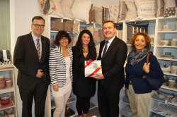 von links: Heiko von Glahn, Mitarbeiterin Corinna Buchholz und Daniela von Glahn im neuen Laden von links: Heiko von Glahn, Mitarbeiterin Corinna Buchholz und Daniela von Glahn im neuen Laden