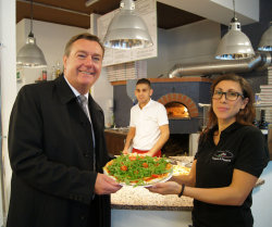 OB gratuliert Pizzeria Lupo zur Eröffnung