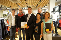 (v. links) Alexander Blan (District Manager), Steffen Suckfüll (Storemanager Hanau), Oberbürgermeister Claus Kaminsky, Bettina Ehasani (Head of Retail Operations), Martin Bieberle (Geschäftsführer Hanau Marketing GmbH), Hülya Senel (Hanau Marketing GmbH) (v. links) Alexander Blan (District Manager), Steffen Suckfüll (Storemanager Hanau), Oberbürgermeister Claus Kaminsky, Bettina Ehasani (Head of Retail Operations), Martin Bieberle (Geschäftsführer Hanau Marketing GmbH), Hülya Senel (Hanau Marketing GmbH)