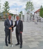 Oberbürgermeister Claus Kaminsky (links) und Stadtrat Andreas Kowol drücken den Startknopf für die Wasserspiele auf dem neuen Freiheitsplatz. 