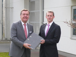Christoph Stenger (rechts) von der Flexa-Geschäftsleitung nimmt von OB Claus Kaminsky die Baugenehmigung entgegen. 