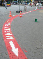 Roter Markierungsstreifen soll Fußgängern den Weg weisen
