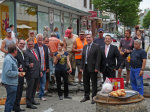Der Vorstand des Hanau Marketing-Vereins (HMV) und Oberbürgermeister Claus Kaminsky reichten Leberkäse-Brötchen und Softgetränke an Bauarbeiter. Der Vorstand des Hanau Marketing-Vereins (HMV) und Oberbürgermeister Claus Kaminsky reichten Leberkäse-Brötchen und Softgetränke an Bauarbeiter.