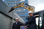Der erste Hammerschlag gebührte Hanaus OB Claus Kaminsky (rechts), begleitet von Wirtschaftsdezernent Dr. Ralf-Rainer Piesold. Der erste Hammerschlag gebührte Hanaus OB Claus Kaminsky (rechts), begleitet von Wirtschaftsdezernent Dr. Ralf-Rainer Piesold.