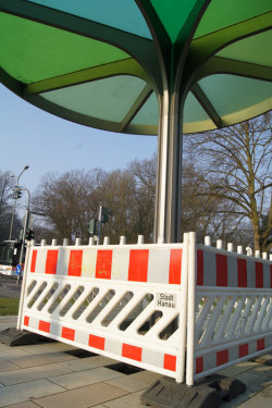 Der Muster-Paillettenschirm - als Anschauungsobjekt stand er seit November 2012 an der Wilhelmsbader Kreuzung, vom kommenden Sommer an ziert er zusätzlich den Freiheitsplatz. 