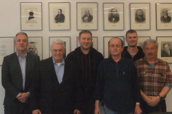 von links nach rechts: Martin Bieberle, Günther Schmidt und vier Betriebsräte aus Hanauer Baubetrieben von links nach rechts: Martin Bieberle, Günther Schmidt und vier Betriebsräte aus Hanauer Baubetrieben