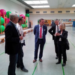 IBM-Betriebsleiterin Hiltrud Herbst, Baustadtrat Andreas Kowol, OB Claus Kaminsky, TGH-Geschäftsführer Sven Mayer und Sport-Fachstellenleiter Thomas Ritter (von rechts). IBM-Betriebsleiterin Hiltrud Herbst, Baustadtrat Andreas Kowol, OB Claus Kaminsky, TGH-Geschäftsführer Sven Mayer und Sport-Fachstellenleiter Thomas Ritter (von rechts).
