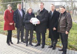 Ulrike Page und Rainer Saiko vom Architektur- und Ingenieurbüro Buchart-Horn GmbH, Präses-Älteste Ingrid Zimmermann, Oberbürgermeister Claus Kaminsky, Pfarrer Torben W. Telder und stellv. Präses-Ältester Hans Lückhardt (von links). Ulrike Page und Rainer Saiko vom Architektur- und Ingenieurbüro Buchart-Horn GmbH, Präses-Älteste Ingrid Zimmermann, Oberbürgermeister Claus Kaminsky, Pfarrer Torben W. Telder und stellv. Präses-Ältester Hans Lückhardt (von links).