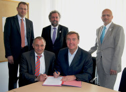 Der Hanauer Magistrat bei der Unterzeichnung, links die beiden Bouwfonds-Vertreter: Prokurist Stefan Messemer sitzend und Projektentwickler Gunter Seibert stehend Der Hanauer Magistrat bei der Unterzeichnung, links die beiden Bouwfonds-Vertreter: Prokurist Stefan Messemer sitzend und Projektentwickler Gunter Seibert stehend