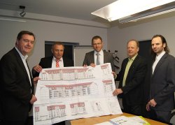Freuen sich über die Baugenehmigung und Baustart am Westcarré: Oberbürgermeister Claus Kaminsky, Bouwfonds Niederlassungsleiter Stefan Messemer, Projektleiter Stefan Seibert und Architekt Klaus Heim (von links). Freuen sich über die Baugenehmigung und Baustart am Westcarré: Oberbürgermeister Claus Kaminsky, Bouwfonds Niederlassungsleiter Stefan Messemer, Projektleiter Stefan Seibert und Architekt Klaus Heim (von links).