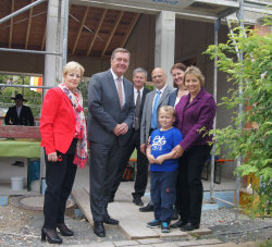 Freude über den Kita-Anbau bei Kitaleiterin Gabriele Maliverney mit dem sechsjährigen Lennard Kutzner, Astrid Weiermann, den Stadträten Axel Weiss-Thiel und Andreas Kowol, OB Claus Kaminsky und Stadtverordnetenvorsteherin Beate Funck. Freude über den Kita-Anbau bei Kitaleiterin Gabriele Maliverney mit dem sechsjährigen Lennard Kutzner, Astrid Weiermann, den Stadträten Axel Weiss-Thiel und Andreas Kowol, OB Claus Kaminsky und Stadtverordnetenvorsteherin Beate Funck.