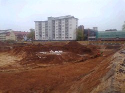 Im Hintergrund das Stück der mittelalterlichen Straße, das ausgebaut werden soll. Direkt darunter Fundamentreste des großen Rondells. Im Hintergrund das Stück der mittelalterlichen Straße, das ausgebaut werden soll. Direkt darunter Fundamentreste des großen Rondells.