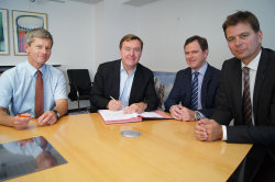 Von links: Stadtrat Andreas Kowol, Oberbürgermeister Claus Kaminsky, Co-Eigentümer„ Quartier pour Vivre- Lebensquartier GmbH Von links: Stadtrat Andreas Kowol, Oberbürgermeister Claus Kaminsky, Co-Eigentümer„ Quartier pour Vivre- Lebensquartier GmbH