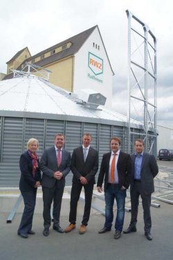 Erika Schulte, Oberbürgermeister Claus Kaminsky sowie Prof. Dr. Dirk Engelhardt und Carl Offergeld und von der RWZ Rhein-Main eG und Matthias Mainka, HWG vor einem neuen Silo, das von unten in die Höhe gebaut wird. Erika Schulte, Oberbürgermeister Claus Kaminsky sowie Prof. Dr. Dirk Engelhardt und Carl Offergeld und von der RWZ Rhein-Main eG und Matthias Mainka, HWG vor einem neuen Silo, das von unten in die Höhe gebaut wird.