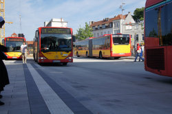 Erster Volllasttag auf dem zum Großteil in Betrieb genommenen neuen Hanauer Busbahnhof auf dem Freiheitsplatz. 