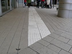 Beispiel für barrierefreien Stadtumbau vor dem Kaufhof-Eingang in Hanau 