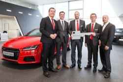OB Claus Kaminsky (links im Bild) und die Audi-Verantwortlichen freuen sich über die Eröffnung des neuen Terminals am Kinzigbogen.