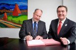 Axel Kunze und OB Claus Kaminsky unterschreiben im März 2009 die Kooperationsvereinbarung zwischen Bundesimmobilienanstalt und Stadt Hanau. Axel Kunze und OB Claus Kaminsky unterschreiben im März 2009 die Kooperationsvereinbarung zwischen Bundesimmobilienanstalt und Stadt Hanau.