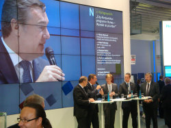 Podiumsdiskussion zum CKP auf der Expo Real in München (von links nach rechts): Prof. Dr. Joachim Pös, Geschäftsführer der Unternehmensgruppe Nassauische Heimstätte, Oberbürgermeister Claus Kaminsky, Moderator Dennis Hofmann, NH Projektstadt, Hessischer Wirtschaftsminister Florian Rentsch, Stephan Weber - Vorstandsmitglied des Landesverbandes Haus und Grund. Podiumsdiskussion zum CKP auf der Expo Real in München (von links nach rechts): Prof. Dr. Joachim Pös, Geschäftsführer der Unternehmensgruppe Nassauische Heimstätte, Oberbürgermeister Claus Kaminsky, Moderator Dennis Hofmann, NH Projektstadt, Hessischer Wirtschaftsminister Florian Rentsch, Stephan Weber - Vorstandsmitglied des Landesverbandes Haus und Grund.