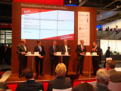 Foto von links nach rechts: Moderator Karsten Trompeter, Paul Hüttig, Geschäftsführer der Hüttig und Rompf AG, Oberbürgermeister Claus Kaminsky, Rudolf Locker, btu Beraterpartner GmbH, Markus Franz, Vorstandsmitglied der Taunus-Sparkasse, Professor Dr. Tobias Just von der Universität Regensburg Foto von links nach rechts: Moderator Karsten Trompeter, Paul Hüttig, Geschäftsführer der Hüttig und Rompf AG, Oberbürgermeister Claus Kaminsky, Rudolf Locker, btu Beraterpartner GmbH, Markus Franz, Vorstandsmitglied der Taunus-Sparkasse, Professor Dr. Tobias Just von der Universität Regensburg